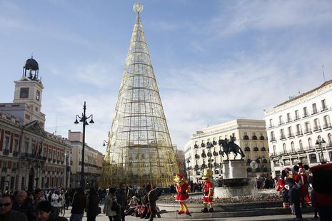 People shop in Madrid's Puerta del Sol square December 23, 2013. REUTERS/Juan Medina People shop in Madrid's Puerta del Sol square December 23, 2013. REUTERS/Juan Medina