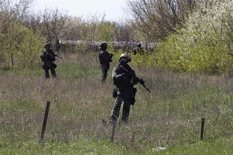 Ukrainian soldiers stand guard near the Kramatorsk airport in eastern Ukraine April 25, 2014. REUTERS/Baz Ratner Ukrainian soldiers stand guard near the Kramatorsk airport in eastern Ukraine April 25, 2014. REUTERS/Baz Ratner