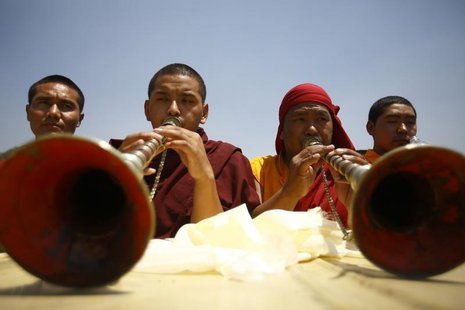 Buddhist monks offer prayer during the funeral rally of Nepali Sherpa climbers in Kathmandu April 21, 2014. REUTERS/Navesh Chitrakar Buddhist monks offer prayer during the funeral rally of Nepali Sherpa climbers in Kathmandu April 21, 2014. REUTERS/Navesh Chitrakar
