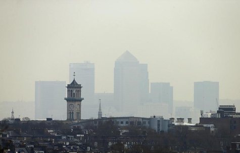 Smog surrounds the Canary Wharf financial district in London April 3, 2014. REUTERS/Suzanne Plunkett Smog surrounds the Canary Wharf financial district in London April 3, 2014. REUTERS/Suzanne Plunkett