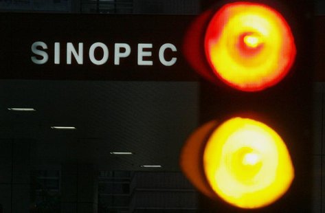 A Sinopec gas station is seen behind traffic lights in Hong Kong April 26, 2010. REUTERS/Bobby Yip A Sinopec gas station is seen behind traffic lights in Hong Kong April 26, 2010. REUTERS/Bobby Yip