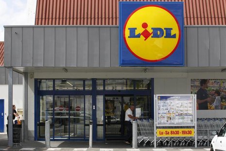 A customer takes a caddy outside a Lidl store in Saint Sebastien-sur-Loire near Nantes, June 16 2011. REUTERS/Stephane Mahe A customer takes a caddy outside a Lidl store in Saint Sebastien-sur-Loire near Nantes, June 16 2011. REUTERS/Stephane Mahe