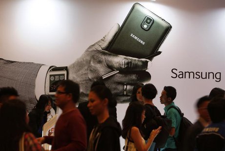 People gather in front of an ad during the launch of the Samsung Galaxy Note 3 and Galaxy Gear in Jakarta, September 26, 2013. REUTERS/Beawi People gather in front of an ad during the launch of the Samsung Galaxy Note 3 and Galaxy Gear in Jakarta, September 26, 2013. REUTERS/Beawi