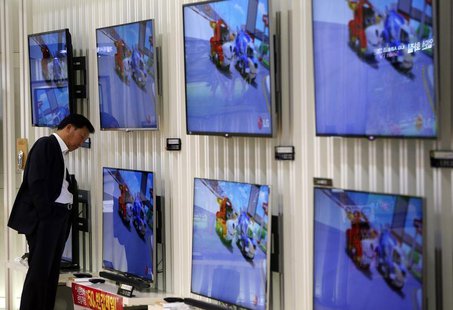 A customer looks at LG Electronics' TV sets which are made with LG Display flat screens at its store in Seoul January 23, 2014. REUTERS/Kim A customer looks at LG Electronics' TV sets which are made with LG Display flat screens at its store in Seoul January 23, 2014. REUTERS/Kim