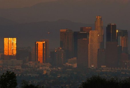 The sun reflects on downtown skyscrapers as it sets through the Los Angeles smog and haze, October 22, 2006. REUTERS/Lucy Nicholson The sun reflects on downtown skyscrapers as it sets through the Los Angeles smog and haze, October 22, 2006. REUTERS/Lucy Nicholson