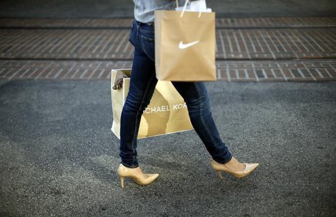 A woman shops at The Grove mall in Los Angeles November 26, 2013. REUTERS/Lucy Nicholson A woman shops at The Grove mall in Los Angeles November 26, 2013. REUTERS/Lucy Nicholson