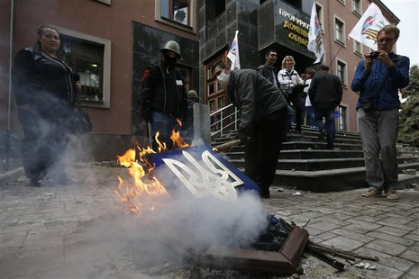 Pro-Russia activists burn Ukranian coat of arms outside the prosecutor's office in Donetsk May 1, 2014. REUTERS/Marko Djurica Pro-Russia activists burn Ukranian coat of arms outside the prosecutor's office in Donetsk May 1, 2014. REUTERS/Marko Djurica