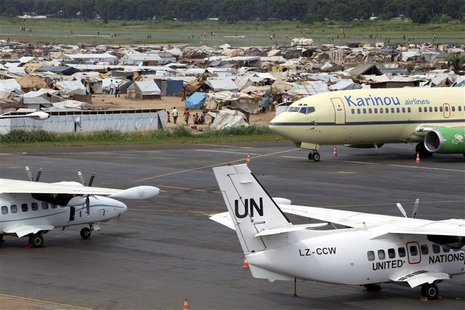 A general view shows a camp for displaced people at Mpoko airport in Bangui May 1, 2014. REUTERS/Emmanuel Braun A general view shows a camp for displaced people at Mpoko airport in Bangui May 1, 2014. REUTERS/Emmanuel Braun