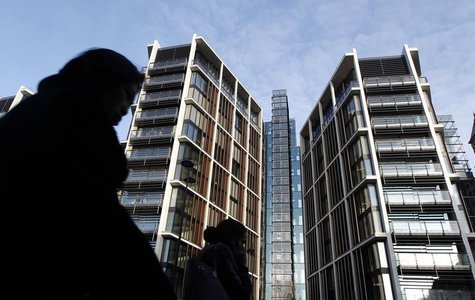 Pedestrians pass new development One Hyde Park in London January 19, 2011. REUTERS/Luke MacGregor Pedestrians pass new development One Hyde Park in London January 19, 2011. REUTERS/Luke MacGregor