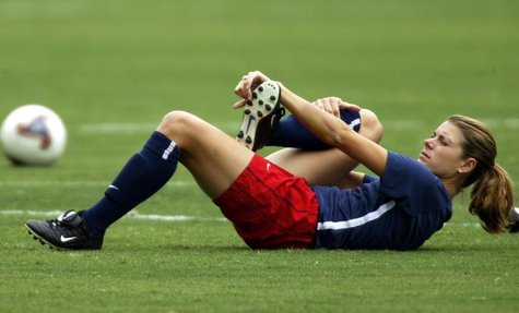 Mia Hamm, of the United States, stretches during practice in Carson, California October 10, REUTERS/Mike Blake MB - RTRPLT4 Mia Hamm, of the United States, stretches during practice in Carson, California October 10, REUTERS/Mike Blake MB - RTRPLT4