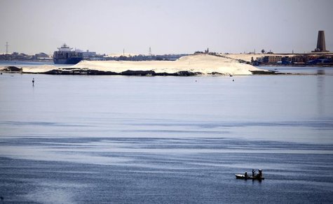 A fisherman travels on a boat with his family across the Suez canal near Ismailia port city, northeast of Cairo May 1, 2014. REUTERS/Amr Abd A fisherman travels on a boat with his family across the Suez canal near Ismailia port city, northeast of Cairo May 1, 2014. REUTERS/Amr Abd