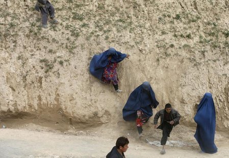 Afghan survivors arrive to receive aid near the site of a landslide at the Argo district in Badakhshan province May 4, 2014. REUTERS/Mohamma Afghan survivors arrive to receive aid near the site of a landslide at the Argo district in Badakhshan province May 4, 2014. REUTERS/Mohamma