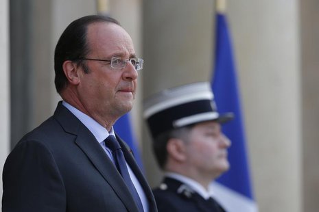 French President Francois Hollande attends to a guest at the steps of the Elysee Palace in Paris May 5, 2014. REUTERS/Gonzalo Fuentes French President Francois Hollande attends to a guest at the steps of the Elysee Palace in Paris May 5, 2014. REUTERS/Gonzalo Fuentes
