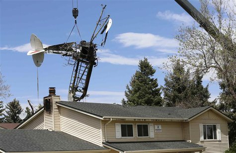 The wreckage of a small plane that crashed into a house is lifted by a crane in Northglenn, Colorado May 6, 2014. REUTERS/Rick Wilking The wreckage of a small plane that crashed into a house is lifted by a crane in Northglenn, Colorado May 6, 2014. REUTERS/Rick Wilking