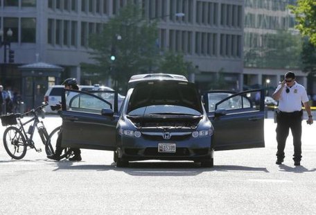 Members of the Uniformed Division of the Secret Service investigate an unauthorized vehicle outside the White House gates in Washington May 6, 2014.
CREDIT: REUTERS/JONATHAN ERNST Members of the Uniformed Division of the Secret Service investigate an unauthorized vehicle outside the White House gates in Washington May 6, 2014.
CREDIT: REUTERS/JONATHAN ERNST
