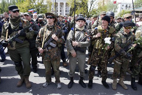 Armed pro-Russia rebels stand guard during celebrations to mark Victory Day in Donetsk, eastern Ukraine May 9, 2014. REUTERS/Marko Djurica Armed pro-Russia rebels stand guard during celebrations to mark Victory Day in Donetsk, eastern Ukraine May 9, 2014. REUTERS/Marko Djurica