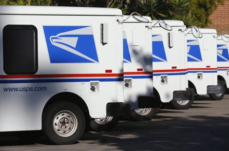 U.S. postal service trucks sit parked at the post office in Del Mar, California November 13, 2013. REUTERS/Mike Blake U.S. postal service trucks sit parked at the post office in Del Mar, California November 13, 2013. REUTERS/Mike Blake