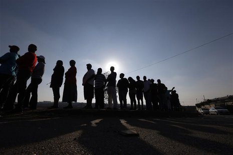 Voters queue to cast their ballots in Johannesburg's Alexandra township, May 7, 2014. REUTERS/Mike Hutchings Voters queue to cast their ballots in Johannesburg's Alexandra township, May 7, 2014. REUTERS/Mike Hutchings