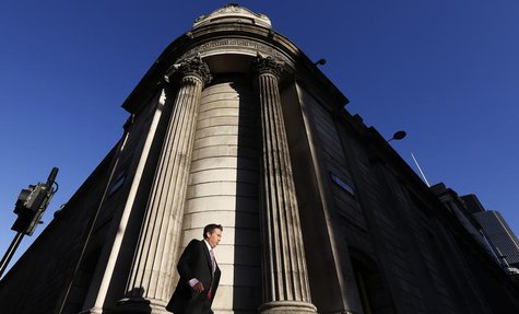 A man walks past the Bank of England in London December 20, 2013. REUTERS/Suzanne Plunkett A man walks past the Bank of England in London December 20, 2013. REUTERS/Suzanne Plunkett
