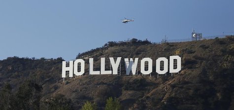 A Los Angeles Police Department (LAPD) helicopter flies over the Hollywood sign in Hollywood, California February 21, 2014. REUTERS/Mario An A Los Angeles Police Department (LAPD) helicopter flies over the Hollywood sign in Hollywood, California February 21, 2014. REUTERS/Mario An