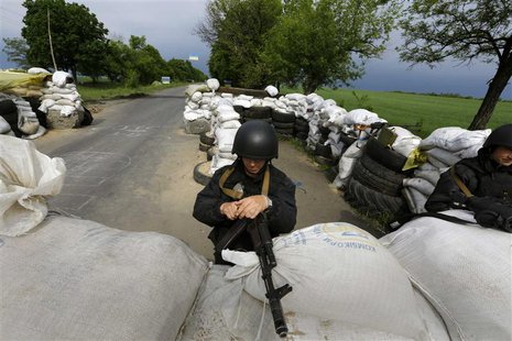 A Ukrainian Interior Ministry officer mans a checkpoint outside the eastern Ukrainian village of Bylbasivka May 14, 2014. REUTERS/Yannis Beh A Ukrainian Interior Ministry officer mans a checkpoint outside the eastern Ukrainian village of Bylbasivka May 14, 2014. REUTERS/Yannis Beh