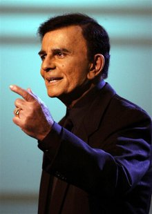 U.S. television and radio personality Casey Kasem appears on the "American Top 40 Live" show in Los Angeles April 24, 2005. REUTERS/Lee Cela U.S. television and radio personality Casey Kasem appears on the "American Top 40 Live" show in Los Angeles April 24, 2005. REUTERS/Lee Cela