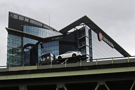 A car transporter drives past the office of pharmaceutical giant GlaxoSmithKline (GSK) in London April 22, 2014. REUTERS/Luke MacGregor A car transporter drives past the office of pharmaceutical giant GlaxoSmithKline (GSK) in London April 22, 2014. REUTERS/Luke MacGregor