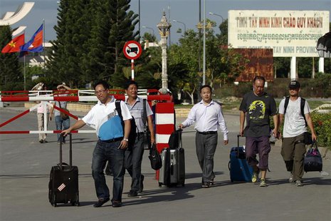 Chinese nationals cross to Cambodia from Vietnam at the Bavet international checkpoint in Svay Rieng province May 15, 2014. REUTERS/Samrang Chinese nationals cross to Cambodia from Vietnam at the Bavet international checkpoint in Svay Rieng province May 15, 2014. REUTERS/Samrang
