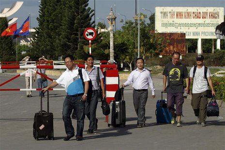 Chinese nationals cross to Cambodia from Vietnam at the Bavet international checkpoint in Svay Rieng province May 15, 2014. REUTERS/Samrang Chinese nationals cross to Cambodia from Vietnam at the Bavet international checkpoint in Svay Rieng province May 15, 2014. REUTERS/Samrang