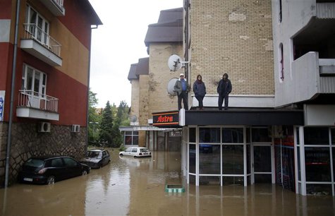 People stand on the top of a building, waiting for food, in Maglaj, May 16, 2014. REUTERS/Dado Ruvic People stand on the top of a building, waiting for food, in Maglaj, May 16, 2014. REUTERS/Dado Ruvic