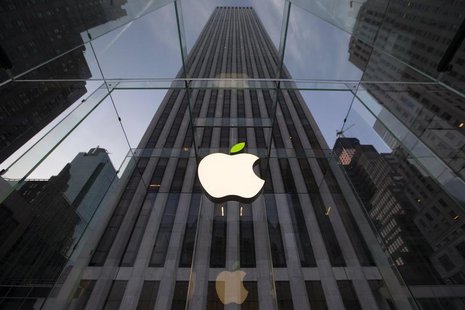 The leaf on the Apple symbol is tinted green at the Apple flagship store on 5th Ave in New York April 22, 2014. REUTERS/Brendan McDermid The leaf on the Apple symbol is tinted green at the Apple flagship store on 5th Ave in New York April 22, 2014. REUTERS/Brendan McDermid