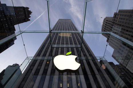 The leaf on the Apple symbol is tinted green at the Apple flagship store on 5th Ave in New York April 22, 2014. REUTERS/Brendan McDermid The leaf on the Apple symbol is tinted green at the Apple flagship store on 5th Ave in New York April 22, 2014. REUTERS/Brendan McDermid