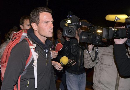 Journalists surround convicted rogue trader Jerome Kerviel (L) as he arrives on the Franco-Italian border in Menton, May 18, 2014. REUTERS/J Journalists surround convicted rogue trader Jerome Kerviel (L) as he arrives on the Franco-Italian border in Menton, May 18, 2014. REUTERS/J