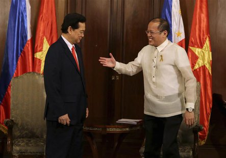 Philippines' President Benigno Aquino (R) prepares to shake hands with Vietnam's Prime Minister Nguyen Tan Dung during his courtesy call at Philippines' President Benigno Aquino (R) prepares to shake hands with Vietnam's Prime Minister Nguyen Tan Dung during his courtesy call at