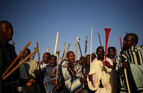Miners on strike chant slogans as they march in Nkaneng township outside the Lonmin mine in Rustenburg May 14, 2014. REUTERS/Siphiwe Sibeko Miners on strike chant slogans as they march in Nkaneng township outside the Lonmin mine in Rustenburg May 14, 2014. REUTERS/Siphiwe Sibeko