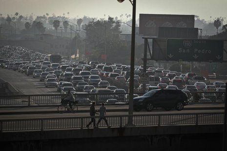 Traffic is backed up in all directions as it moves through downtown on Interstate 110 in Los Angeles, California March 22, 2012. REUTERS/Bre Traffic is backed up in all directions as it moves through downtown on Interstate 110 in Los Angeles, California March 22, 2012. REUTERS/Bre