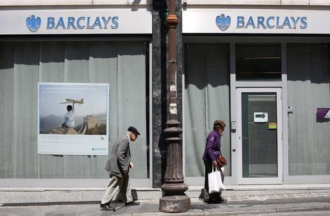 A couple walks past a Barclays branch in downtown Rome May 8, 2014. REUTERS/Max Rossi A couple walks past a Barclays branch in downtown Rome May 8, 2014. REUTERS/Max Rossi