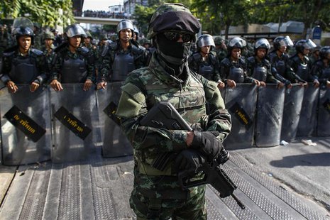 Thai soldiers stand guard as they block a street during a protest against military rule in central Bangkok May 24, 2014. REUTERS/Athit Peraw Thai soldiers stand guard as they block a street during a protest against military rule in central Bangkok May 24, 2014. REUTERS/Athit Peraw