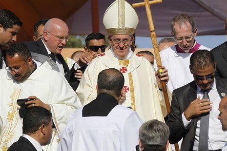 Pope Francis leaves after a mass at Amman International Stadium May 24, 2014. REUTERS/Majed Jaber Pope Francis leaves after a mass at Amman International Stadium May 24, 2014. REUTERS/Majed Jaber