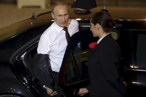 Russian President Vladimir Putin takes off his jacket as he leaves the Elysee Palace in Paris, after a supper with France's President Francois Hollande June 5, 2014.
CREDIT: REUTERS/PHILIPPE WOJAZER Russian President Vladimir Putin takes off his jacket as he leaves the Elysee Palace in Paris, after a supper with France's President Francois Hollande June 5, 2014.
CREDIT: REUTERS/PHILIPPE WOJAZER