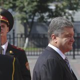 Petro Poroshenko (R) walks past the honour guard as he arrives for his inauguration ceremony as Ukraine's new president in Kiev June 7, 2014.
REUTERS/Konstantin Grishin Petro Poroshenko (R) walks past the honour guard as he arrives for his inauguration ceremony as Ukraine's new president in Kiev June 7, 2014.
REUTERS/Konstantin Grishin