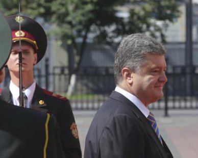 Petro Poroshenko (R) walks past the honour guard as he arrives for his inauguration ceremony as Ukraine's new president in Kiev June 7, 2014.
REUTERS/Konstantin Grishin Petro Poroshenko (R) walks past the honour guard as he arrives for his inauguration ceremony as Ukraine's new president in Kiev June 7, 2014.
REUTERS/Konstantin Grishin