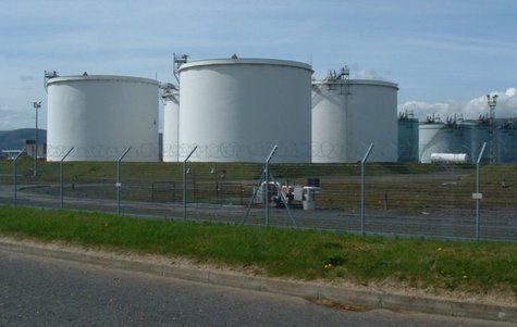 Oil storage tanks Photo: Wikimedia Oil storage tanks Photo: Wikimedia