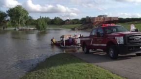 Fargo firefighters pull girl out of Red River Fargo firefighters pull girl out of Red River