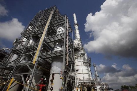Oil producers considering swapping U.S. light crude abroad for the heavier imported oil.
CREDIT: REUTERS/SHANNON STAPLETON Oil producers considering swapping U.S. light crude abroad for the heavier imported oil.
CREDIT: REUTERS/SHANNON STAPLETON