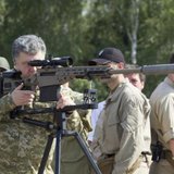 Ukraine's President Petro Poroshenko aims a rifle during his visit to a demonstration of new weapons for the Ukrainian armed forces at a military base outside Kiev July 26, 2014. Picture taken July 26, 2014. REUTERS/MYKHAILO MARKIV/UKRAINIAN PRESIDENTIAL PRESS SERVICE/HANDOUT VIA REUTERS Ukraine's President Petro Poroshenko aims a rifle during his visit to a demonstration of new weapons for the Ukrainian armed forces at a military base outside Kiev July 26, 2014. Picture taken July 26, 2014. REUTERS/MYKHAILO MARKIV/UKRAINIAN PRESIDENTIAL PRESS SERVICE/HANDOUT VIA REUTERS