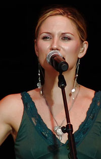 Jennifer Nettles Photo By Pfreelcfreel (Own work) [CC-BY-SA-3.0 (http://creativecommons.org/licenses/by-sa/3.0) or GFDL (http://www.gnu.org/copyleft/fdl.html)], via Wikimedia Commons