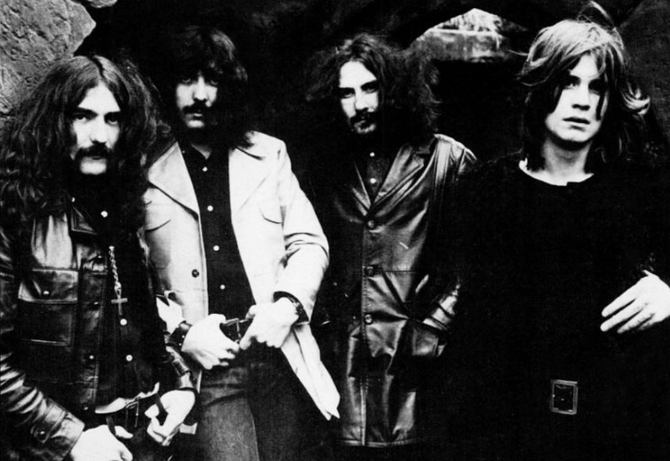  - 800px-Black_Sabbath_(1970)